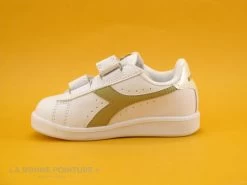 Diadora GAME P TD Girl White Gold - Basket Velcro Fille - Blanc Et Or -Les chaussures ne mentent jamais. cd24607c73b9e66c561f35ea11d5d5ef img 6712.jpg 167628